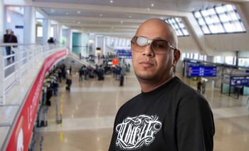 Homme portant lunettes de soleil à l'aéroport d'Alger.