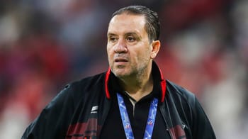 Nabil Maaloul, entraîneur de football lors d'un match.