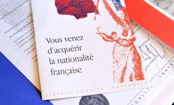 Dossier de demande de naturalisation française avec document officiel.