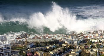 Vague massive frappant la côte méditerranéenne, menace potentielle.