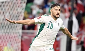 Youcef Belaili célèbre un but avec enthousiasme sur le terrain.