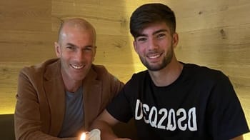 Zidane avec un jeune homme dans un cadre chaleureux.