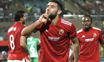 Ahmed Kendouci célèbre un but lors d'un match de football.