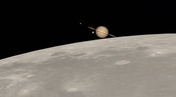 Planète Saturne visible depuis la lune avec ses anneaux.