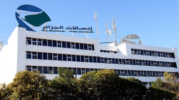 Bâtiment d'Algérie Télécom avec logo et antennes.