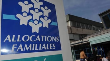 Panneau d'allocations familiales à l'extérieur d'une agence.