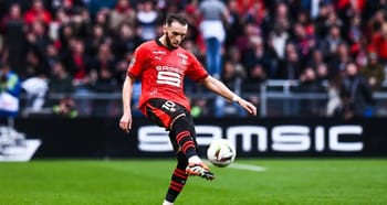 Amine Gouiri en train de jouer pour le Stade Rennais avec énergie.