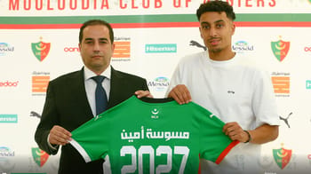 Amine Messoussa avec le maillot du MC Alger lors de sa présentation officielle.