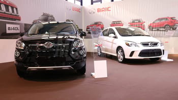 Voitures BAIC exposées à Batna, Algérie, lors de la réouverture de l'usine.
