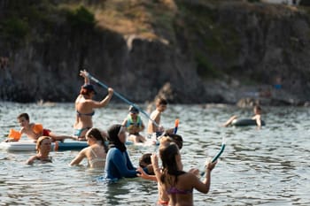 Groupe de personnes nageant et se relaxant en mer à Lecci.