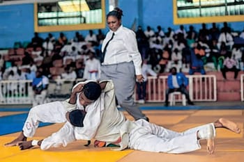 Deux judokas en action lors d'une compétition de judo.
