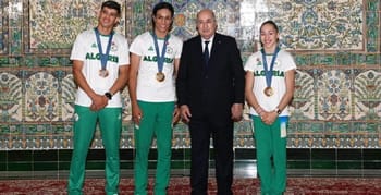 Athlètes algériens médaillés avec le président Tebboune à Paris 2024.