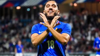 Rayan Cherki, joueur lyonnais, célébrant un but avec enthousiasme.
