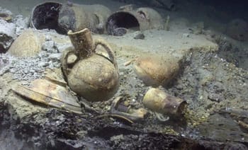 Restes d'une épave de navire corsaire algérien du 18e siècle sous la mer.