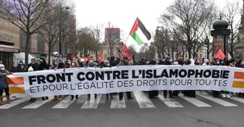 Manifestation avec pancarte contre l'islamophobie et pour l'égalité des droits.
