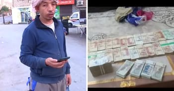 Homme avec un smartphone à côté de billets et devises dans une rue.