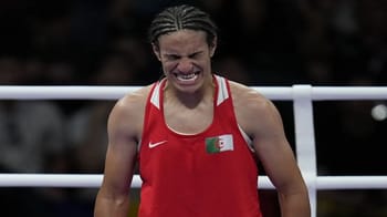 Boxeuse algérienne exprimant la douleur lors d'un combat.