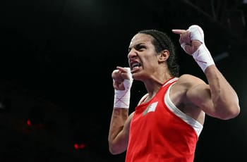 Imane Khelif en finale de boxe, force et détermination pour le titre olympique.
