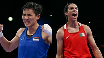 Deux boxeuses féminines en pleine intensité lors d'un match.
