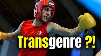 Boxeuse féminine portant casque rouge et gants jaunes en pleine action.