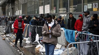 Personnes en file d'attente à l'aéroport ou centre d'immigration en France.
