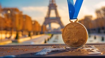 Médaille d'or olympique devant la Tour Eiffel à Paris.
