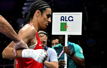 Kaylia Nemour, boxeuse algérienne, concentrée avant un combat.