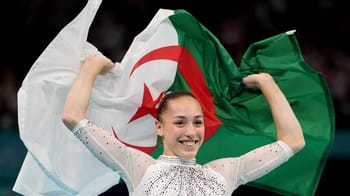 Gymnaste algérienne avec drapeau national lors des JO de Paris 2024.