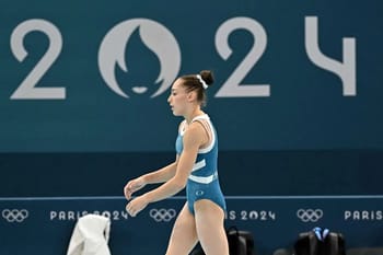 Kaylia Nemour en gymnastique lors des Jeux Olympiques 2024 à Paris.