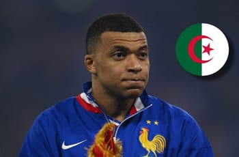 Kylian Mbappé portant le maillot de l'équipe de France.