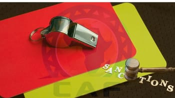 Clé de sécurité, gavel et lettres sanctions sur fond coloré.