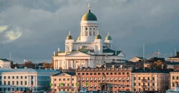Vue de la cathédrale d'Helsinki avec ciel nuageux.