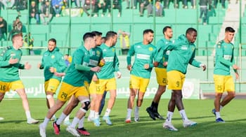 Équipe JS Kabylie en séance d'entraînement sur le terrain.