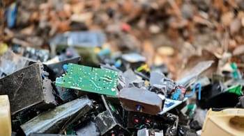 Déchets électroniques et circuits imprimés dans un site de décharge.