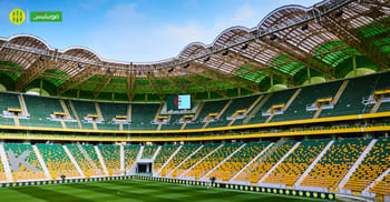 Stade Hocine Aït Ahmed avec sièges verts et jaunes, prêt pour la saison prochaine.