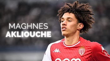 Maghnes Akliouche joueur de football en action avec le maillot de l'AS Monaco.