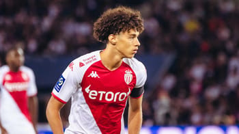 Maghnes Akliouche joueur de football en action sur le terrain.