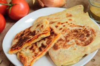 Crêpes algériennes dorées et croustillantes, garnies de fromage fondu.