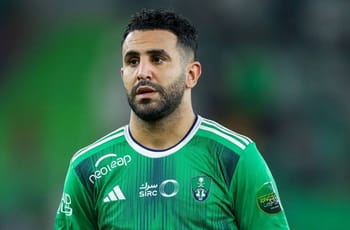 Riyad Mahrez portant le maillot vert de l'équipe saoudienne.