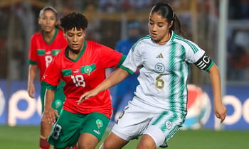 Joueuses algériennes et marocaines en duel lors d'un match de football féminin.