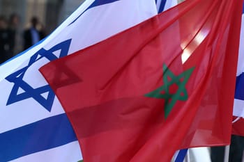 Drapeaux d'Israël et du Maroc flottant ensemble.