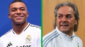Kylian Mbappé souriant, entraîneur en arrière-plan.