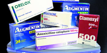 Boîtes de médicaments antibiotiques pour infections bactériennes.