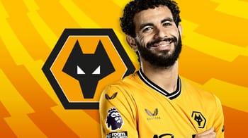 Rayan Aït-Nouri en maillot Wolverhampton, sourire, fond jaune et logo du club.