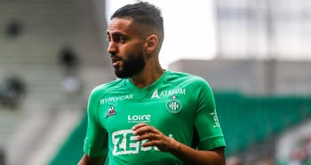 Riyad Boudebouz joueur du MC Alger lors d'un match de football.