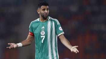 Riyad Mahrez en maillot vert, gesticulant sur le terrain.
