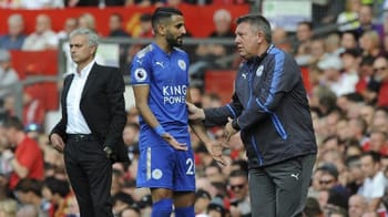 Riyad Mahrez en discussion avec Craig Shakespeare lors d'un match de football.