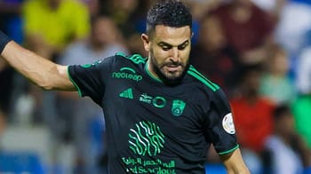 Riyad Mahrez en action lors d'un match de football crucial.