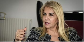 Femme blonde en discussion lors d'une interview politique.