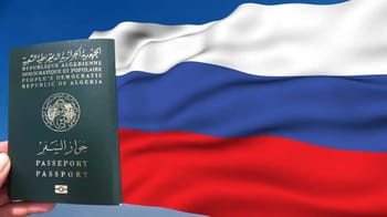Passeport algérien devant drapeau russe en toile de fond.